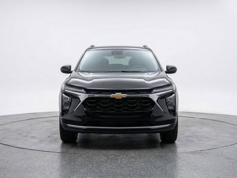 Used 2025 Chevrolet Trax LT FWD image 2