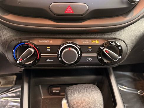 Used 2025 Kia Soul LX w/ LX Technology Package FWD image 18