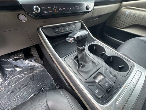 Used 2025 Kia Carnival FWD image 27