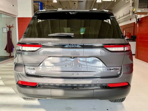 Used 2023 Jeep Grand Cherokee Limited w/ Luxury Tech Group II AWD/4WD image 6