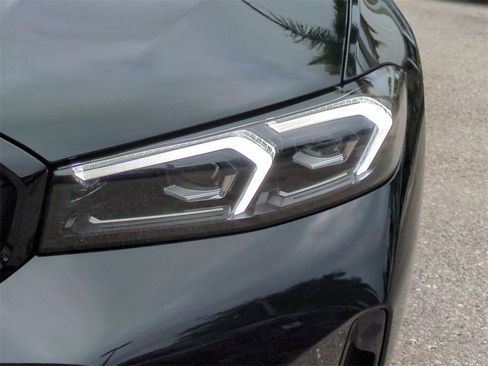 New 2025 BMW 330i Sedan w/ M Sport Package image 9