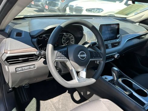 Used 2024 Nissan Altima 2.5 SV FWD image 21