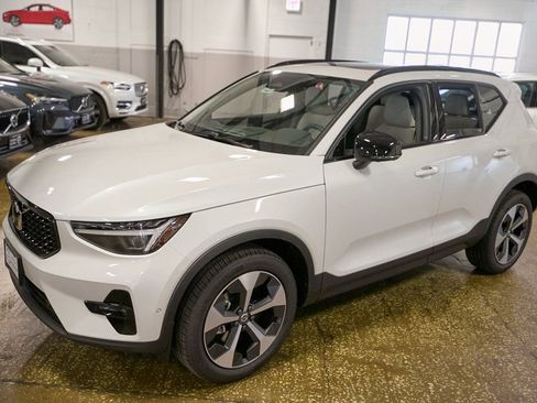 New 2026 Volvo XC40 B5 Plus w/ Climate Package image 6