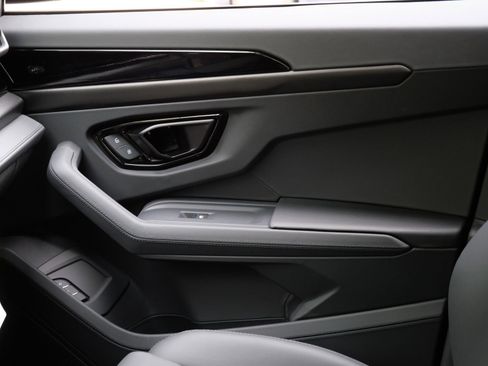 Used 2025 Lamborghini Urus SE image 17