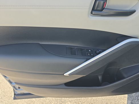 Used 2024 Toyota Corolla Cross L image 15