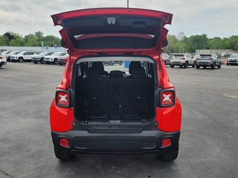 Used 2022 Jeep Renegade Latitude w/ Convenience Group AWD/4WD image 12