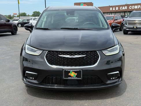 Used 2023 Chrysler Pacifica Touring-L FWD image 3
