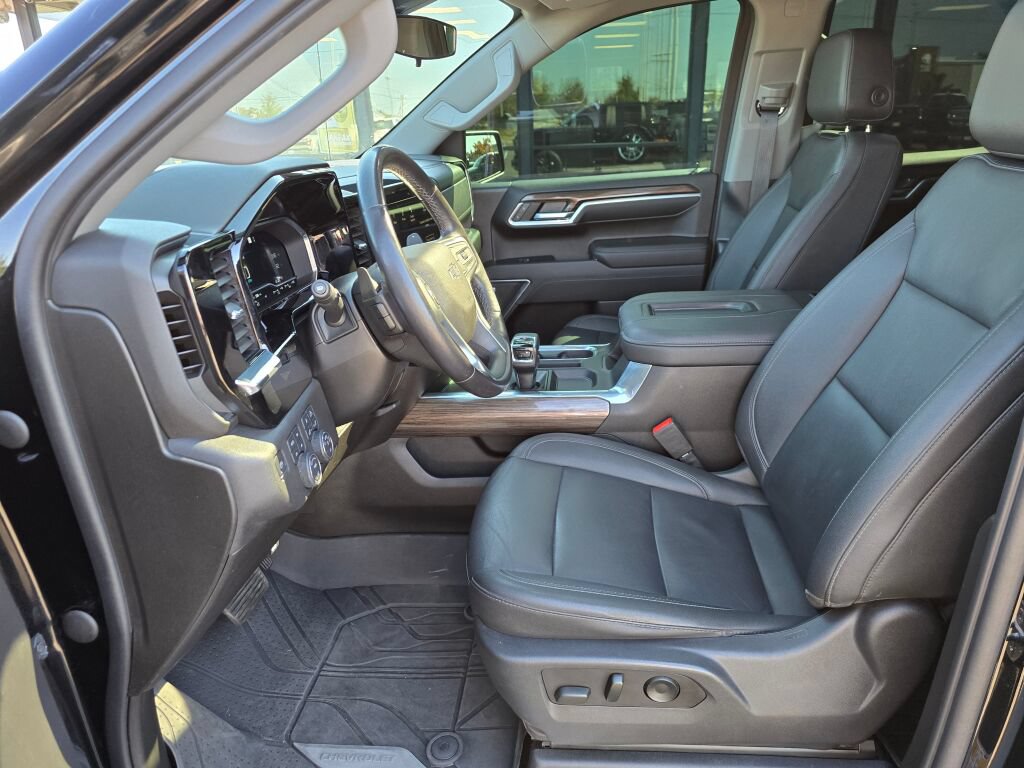 Used 2022 Chevrolet Silverado 1500 RST w/ Convenience Package II AWD/4WD image 16
