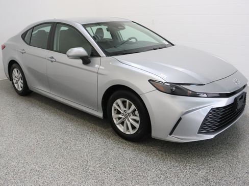 Used 2025 Toyota Camry LE w/ Convenience Package FWD image 4