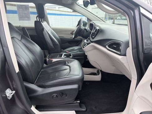 Used 2018 Chrysler Pacifica Touring-L w/ Advanced Safetytec Group image 26