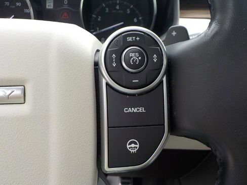 Used 2017 Land Rover Discovery HSE image 16