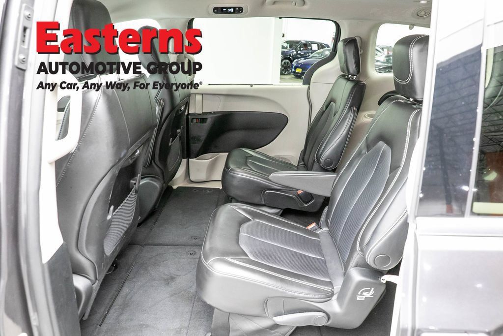 Used 2023 Chrysler Pacifica Touring-L FWD image 22