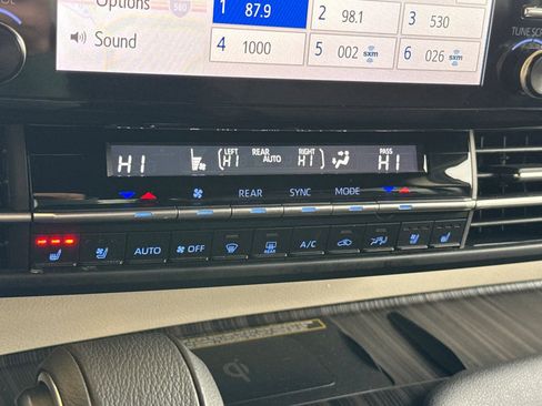 Certified 2024 Toyota Sienna Platinum image 23