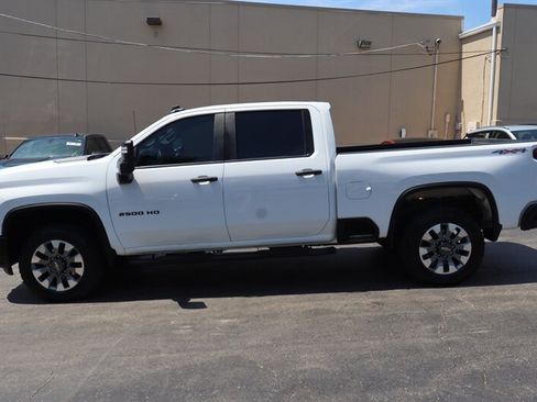 Used 2022 Chevrolet Silverado 2500 Custom w/ Custom Value Package AWD/4WD image 4
