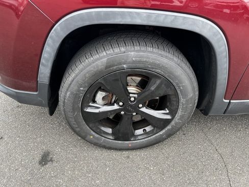 Used 2019 Jeep Cherokee Latitude Plus image 9