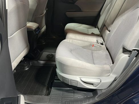 Used 2021 Toyota Highlander LE AWD/4WD image 11