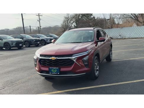 Certified 2025 Chevrolet Trax LT image 4