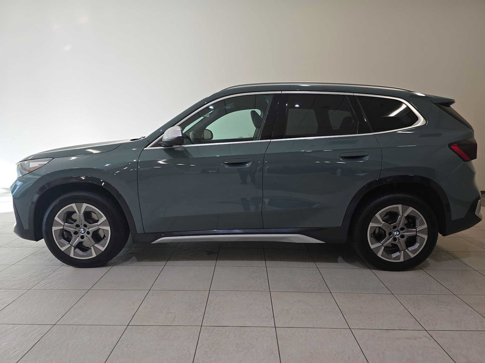 Used 2024 BMW X1 xDrive28i w/ Convenience Package AWD/4WD image 3