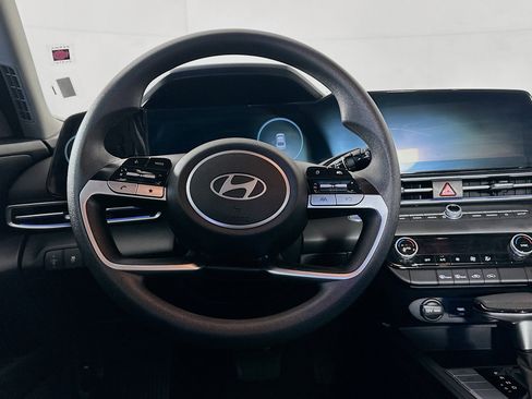 Used 2024 Hyundai Elantra SEL FWD image 18