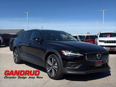 Used 2025 Volvo V60 B5 Cross Country Plus AWD/4WD image 1