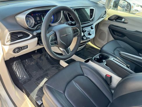 Used 2024 Chrysler Pacifica Touring-L image 19