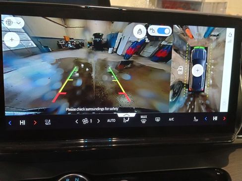 Used 2025 Ford Expedition Platinum image 12