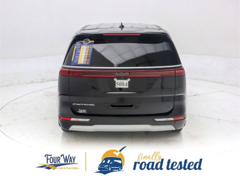 Used 2022 Kia Carnival LX image 5