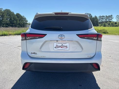 Used 2022 Toyota Highlander XLE FWD image 6