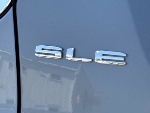 Certified 2023 GMC Acadia SLE w/ Driver Convenience Package image 31