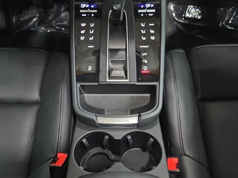 Certified 2025 Porsche Macan AWD/4WD image 20
