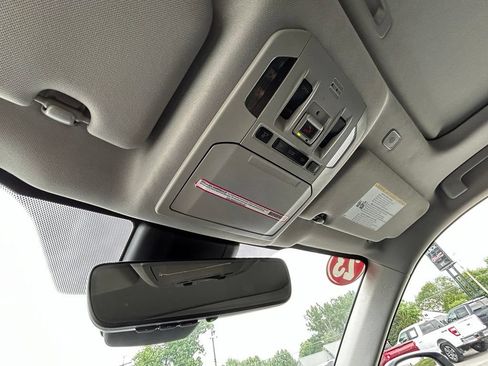 Used 2023 Toyota Highlander XLE AWD/4WD image 24