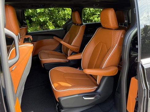 New 2026 Chrysler Pacifica Pinnacle w/ Trailer Tow Group image 16