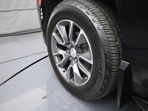 Used 2023 Chevrolet Suburban LT w/ Luxury Package image 40