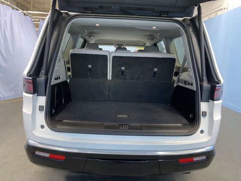 Used 2024 Jeep Wagoneer Series II w/ Flexible Seating Group image 40