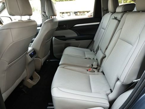 Used 2017 Toyota Highlander Plus w/ Carpet Mat Package AWD/4WD image 27