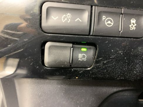 Used 2018 Toyota Prius Three image 18