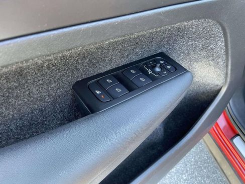 Used 2022 Volvo XC40 T4 R-Design w/ Advanced Package image 6