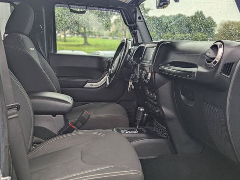 Used 2017 Jeep Wrangler Unlimited Rubicon w/ Connectivity Group AWD/4WD image 15