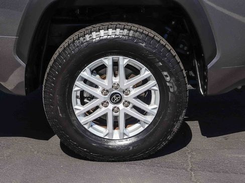 Used 2022 Toyota Tundra SR5 w/ SR5 Convenience Package AWD/4WD image 9