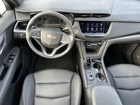 New 2025 Cadillac XT6 Luxury image 16