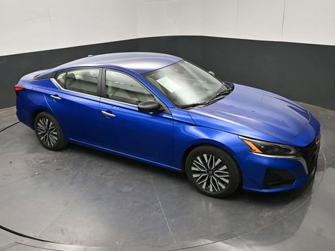 Used 2025 Nissan Altima 2.5 SV FWD image 17