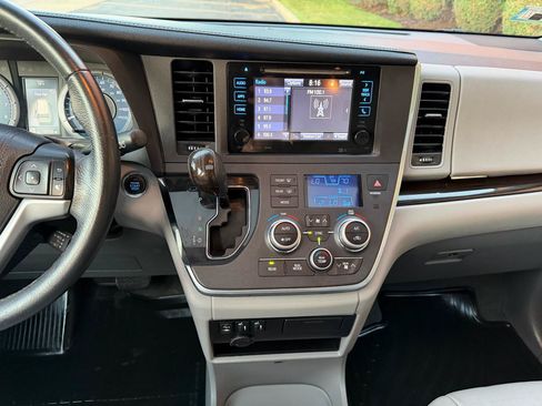 Used 2017 Toyota Sienna XLE w/ XLE Navigation Package FWD image 14