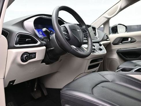 Used 2024 Chrysler Pacifica Touring-L FWD image 18