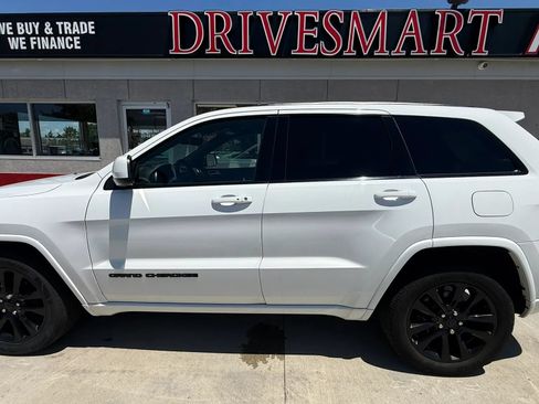 Used 2017 Jeep Grand Cherokee Altitude AWD/4WD image 5
