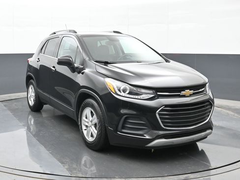 Used 2020 Chevrolet Trax LT w/ LT Convenience Package image 2