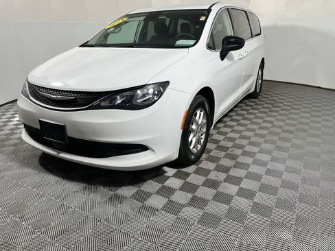 Used 2024 Chrysler Voyager LX FWD image 4