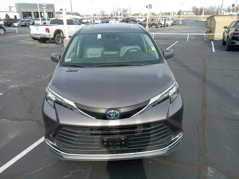 Used 2024 Toyota Sienna XLE image 8