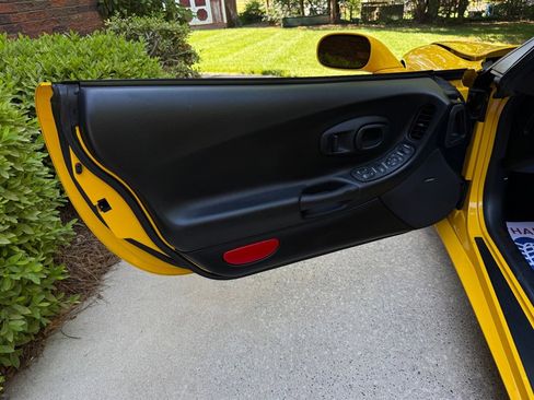 Used 2004 Chevrolet Corvette Convertible w/ Preferred Equipment Group RWD image 49