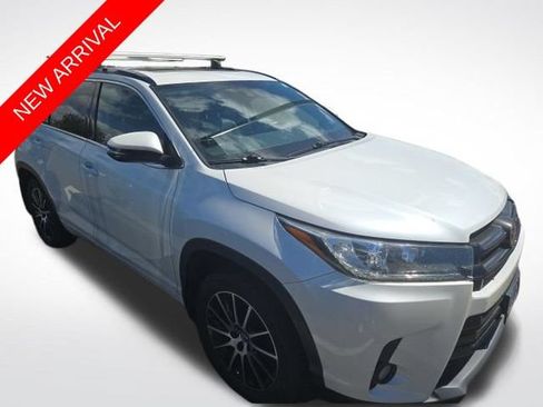 Used 2017 Toyota Highlander SE AWD/4WD image 1