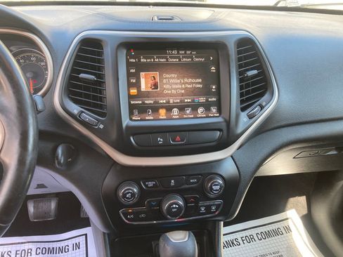 Used 2018 Jeep Cherokee Latitude AWD/4WD image 21